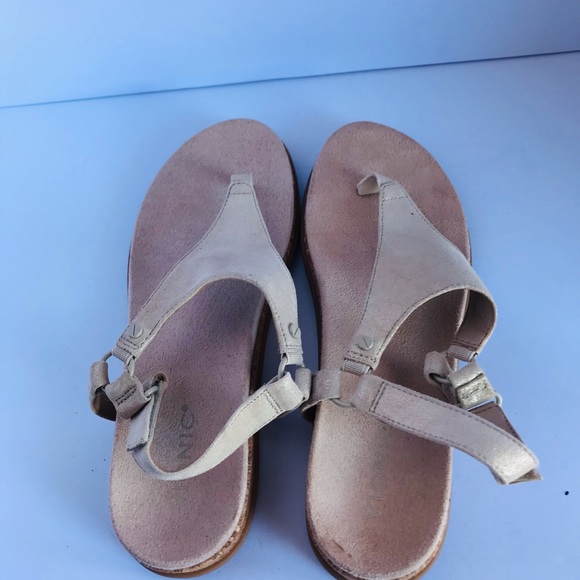 Vionic Women's Cream Sandals - Picture 8 of 12